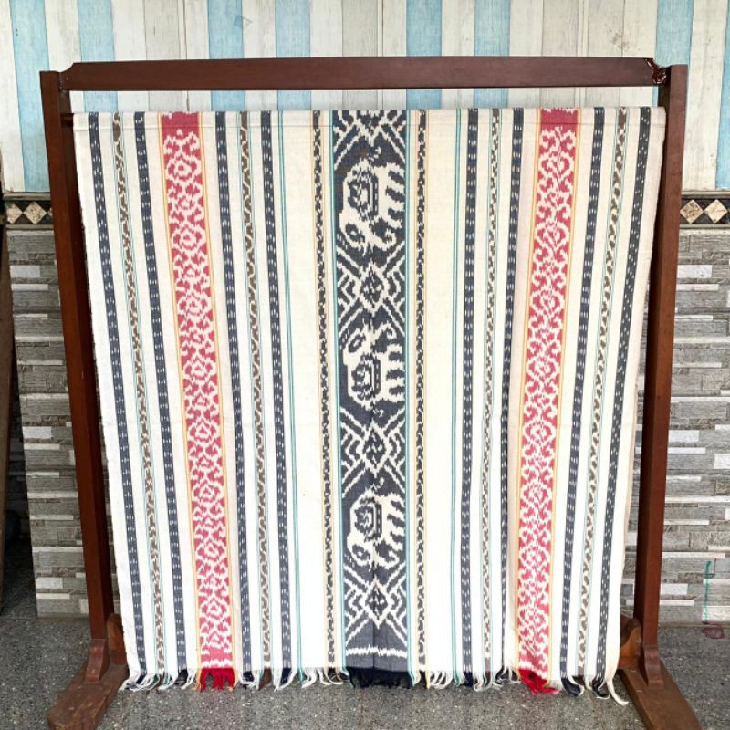 kain batik tenun motif gajah lampung spesail putih elegant