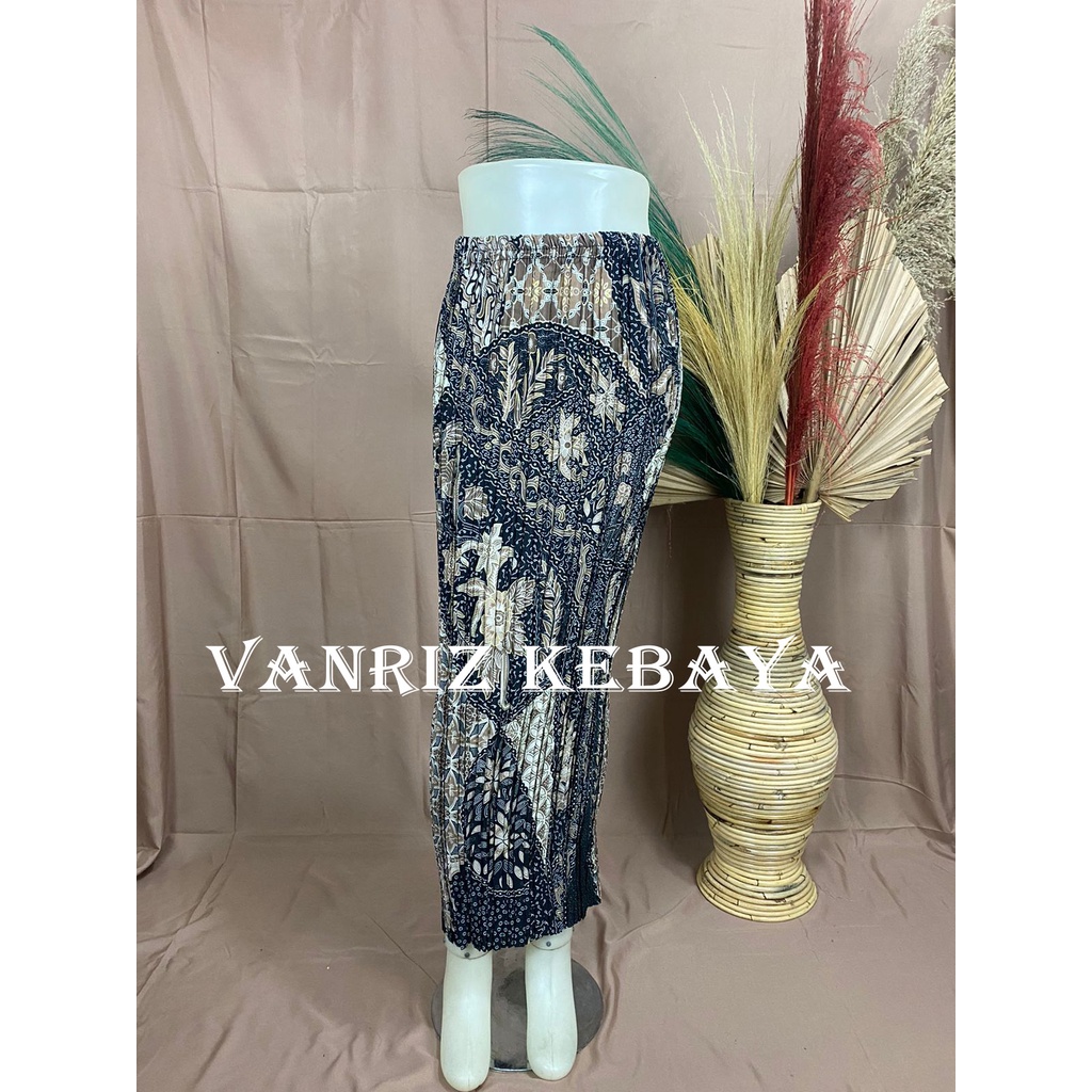 Vanriz Kebaya-Rok Plisket Batik Kebaya