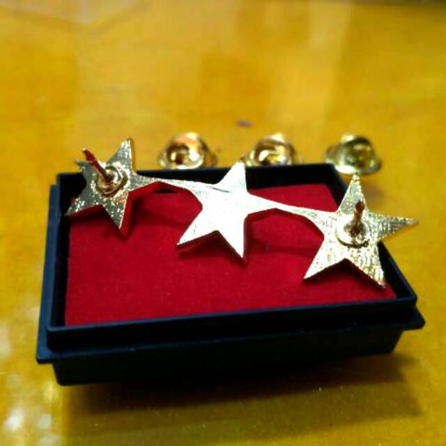 Pin Bintang 3 Gandeng Gold