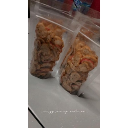 

Seblak kerupuk rasa pedas daun jeruk. (Lenong_Snacks)
