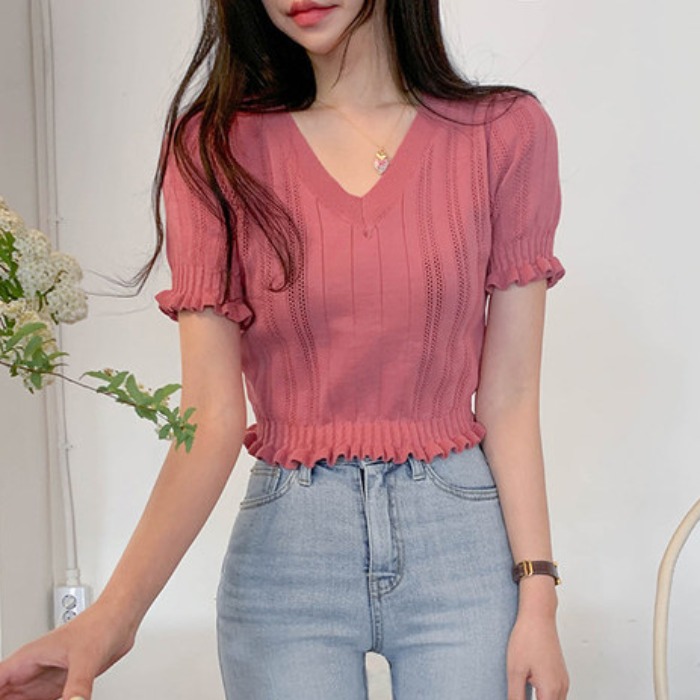 Kaos T-Shirt Wanita Model Crop-Top Lengan Pendek Dengan Bahan Rajut Dan Kerah Deep-V Neck Bergaya Korea