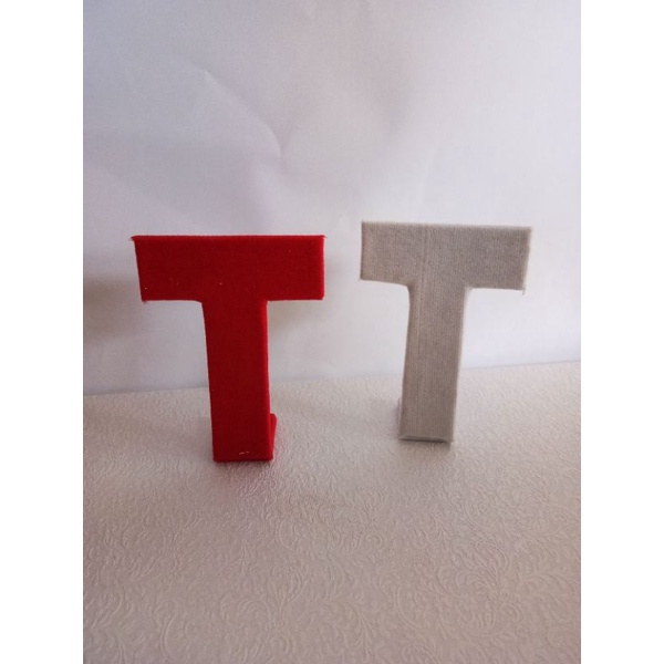 Display perhiasan anting T