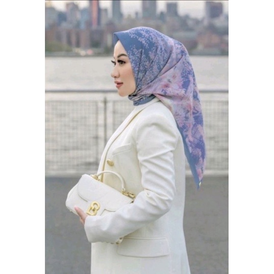 New Buttonscarves New York Courage Satin guggenheim