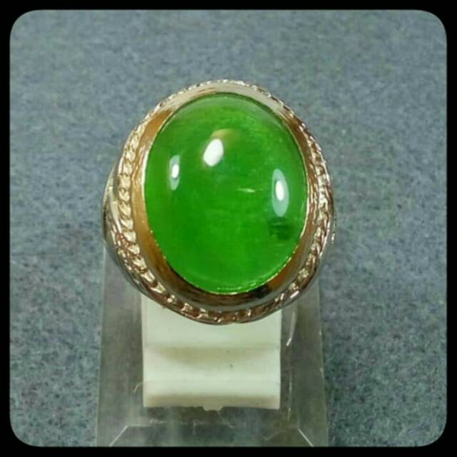 Cincin batu hijau zamrud