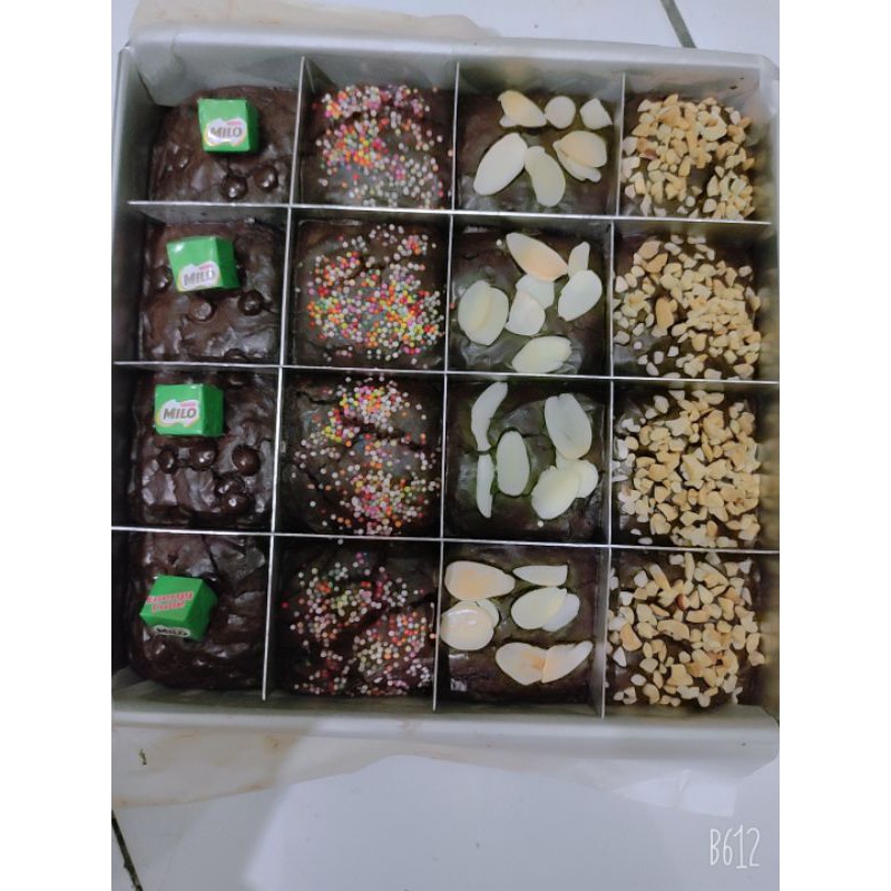 

FUDGY BROWNIES UK 20X20