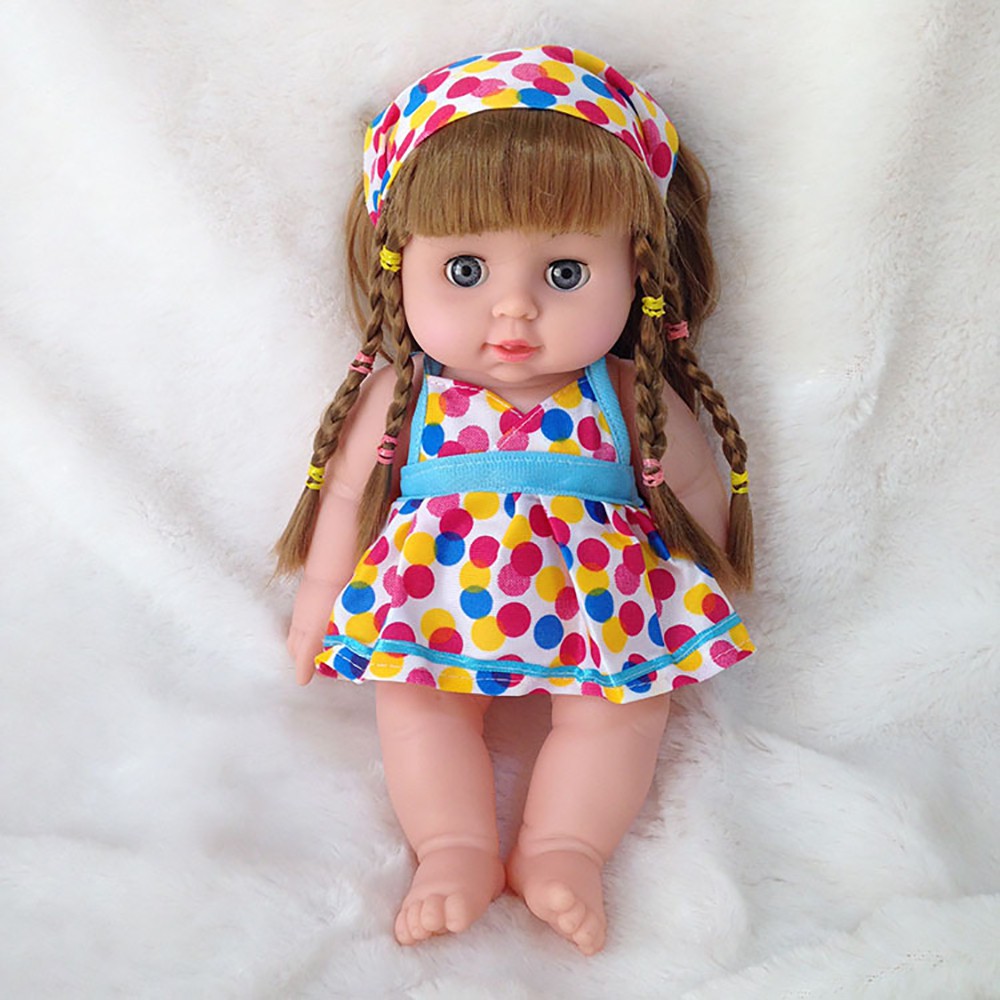 Lucu Gadis Boneka Afrika Amerika Bermain Boneka Manusia Hidup 12