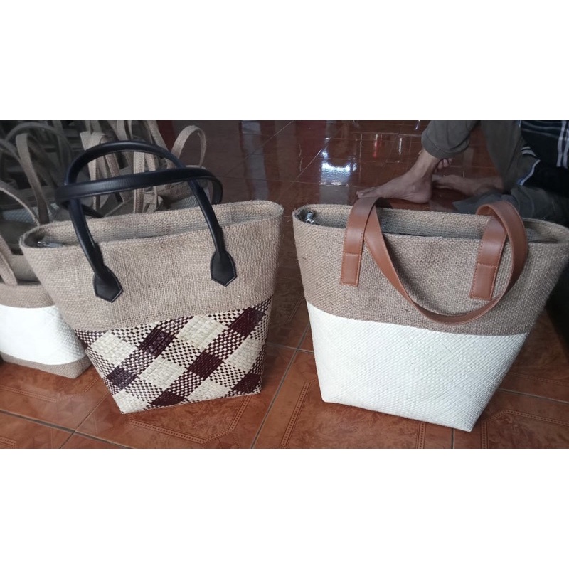 

TAS ANYAMAN kain kotak kotak