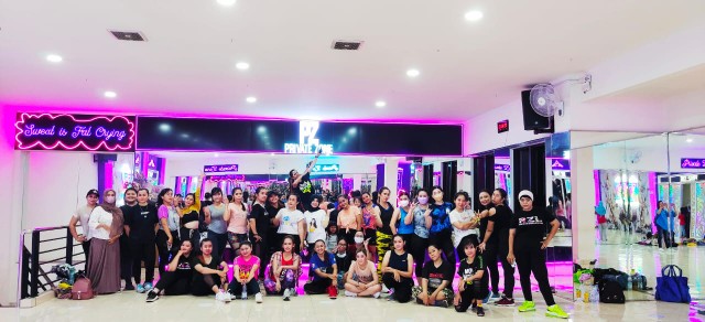 Teko Air Tea Coffee Bulat + Saringan Stainless Steel 18 Cm / 1.8 Liter