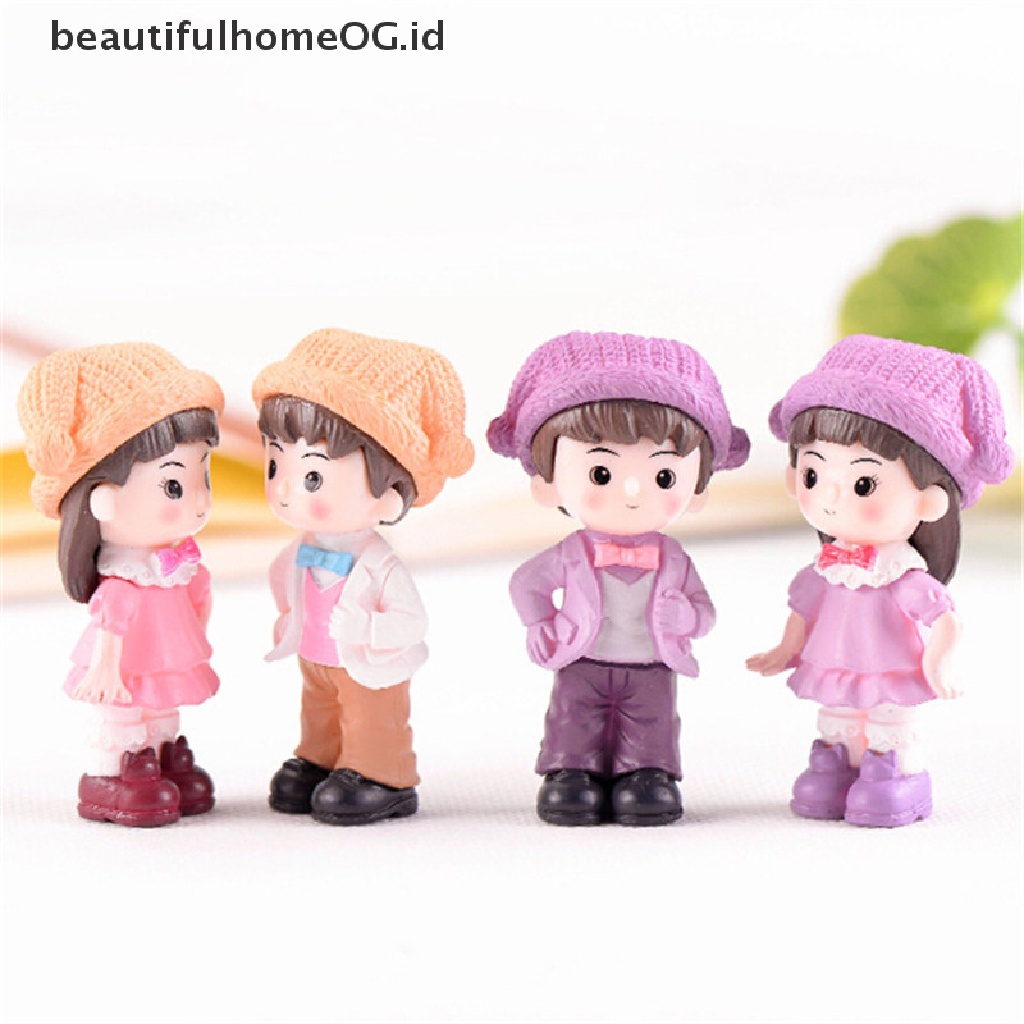 Miniatur Figure Pasangan Dengan Topi Bahan Resin Untuk Dekorasi Taman