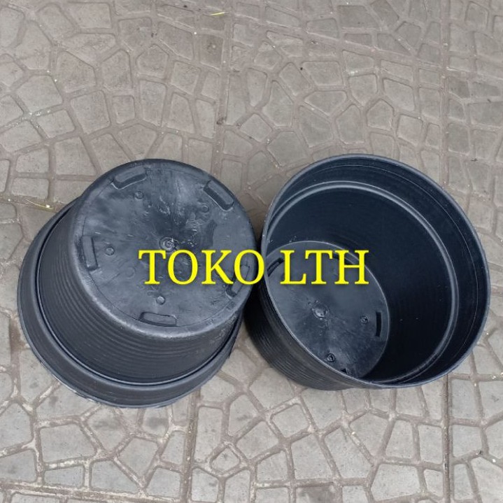 POT HITAM 25 CM PLASTIK ULIR GARIS  / POT BUNGA TANAMAN 25 BULAT