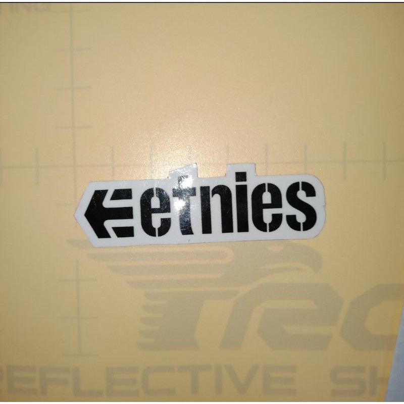 16 - Stiker etnies text - black skate
