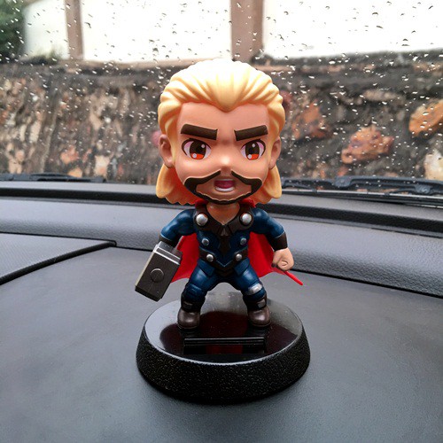 THOR Boneka Figure Miniatur Pajangan Mobil Solar Power GOD OF THUNDER Goyang Kepala Shacking Head