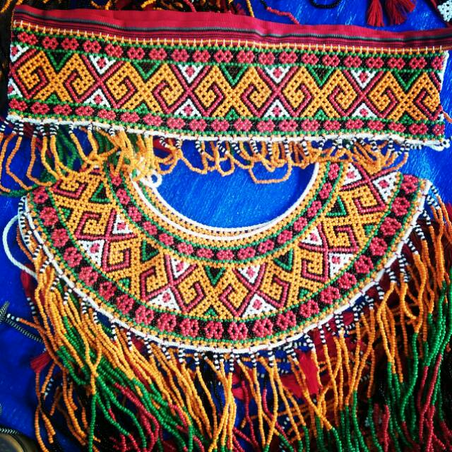 Aksesoris Menari Perempuan Sokkong Bayu dan Ambero