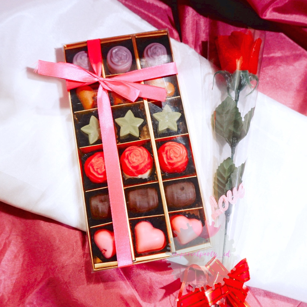 Paket Coklat Valentine Love Hati Isi 18 Dan Bunga