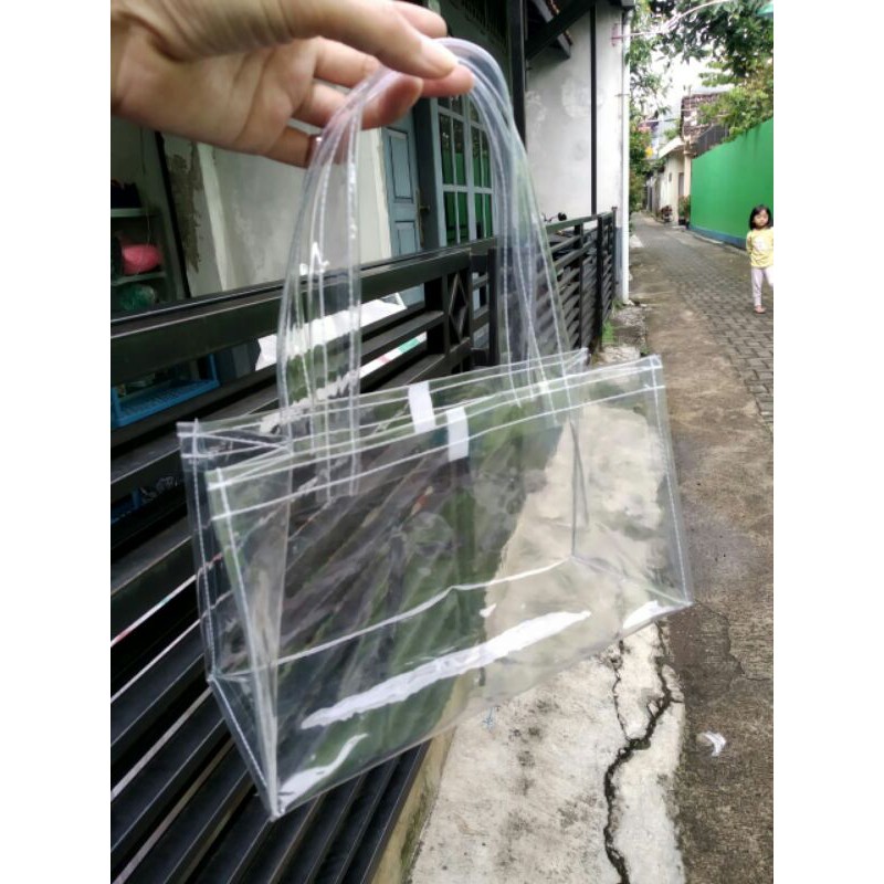 

27x25x14 beli satuan boleh banget! tas mika polos murah! tas mika! tas parcel! tas parcel lebaran!