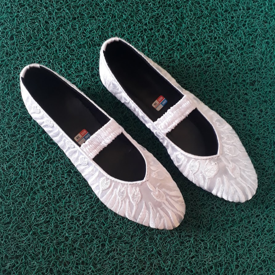 etnik fashion sepatu wanita haji umroh flat slip on bordir putih