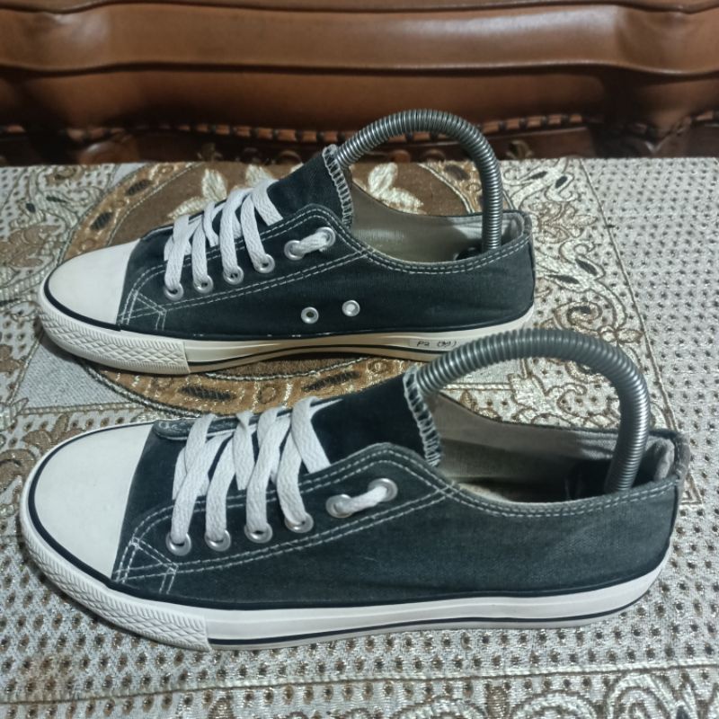 sepatu second import. sepatu bekas preloved size 39