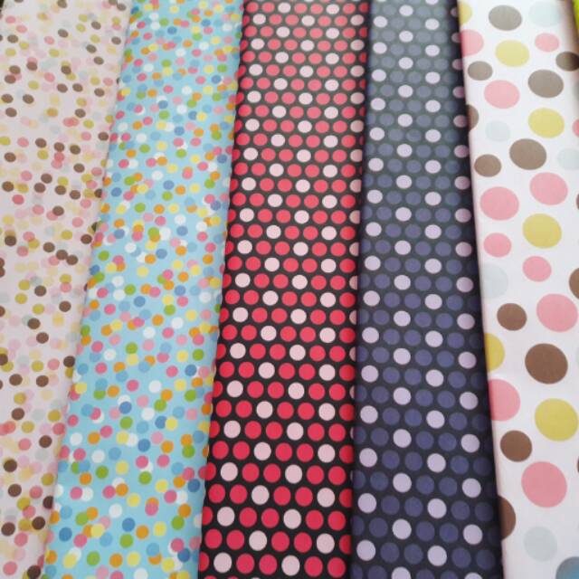 

Kertas kado polkadots
