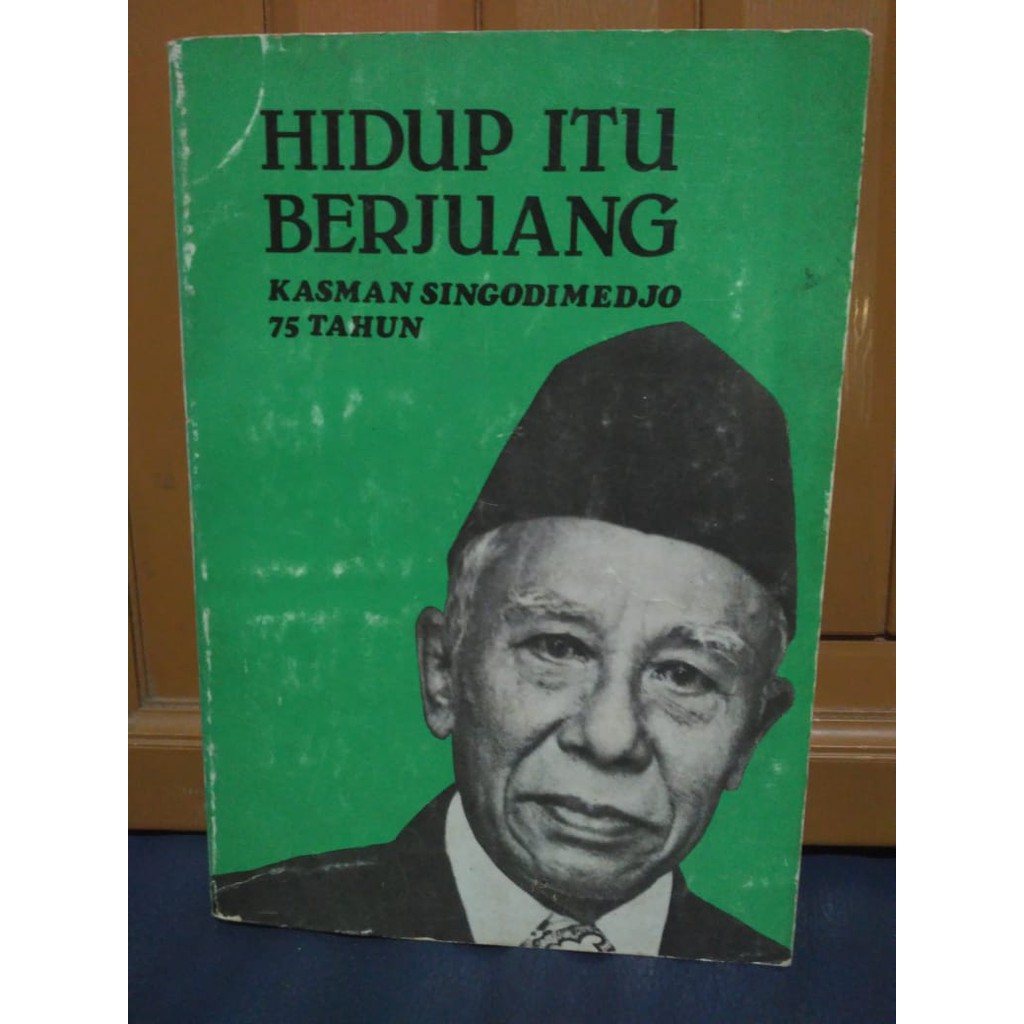 Buku Hidup Itu Berjuang Kasman Singodimedjo 75 Tahun
