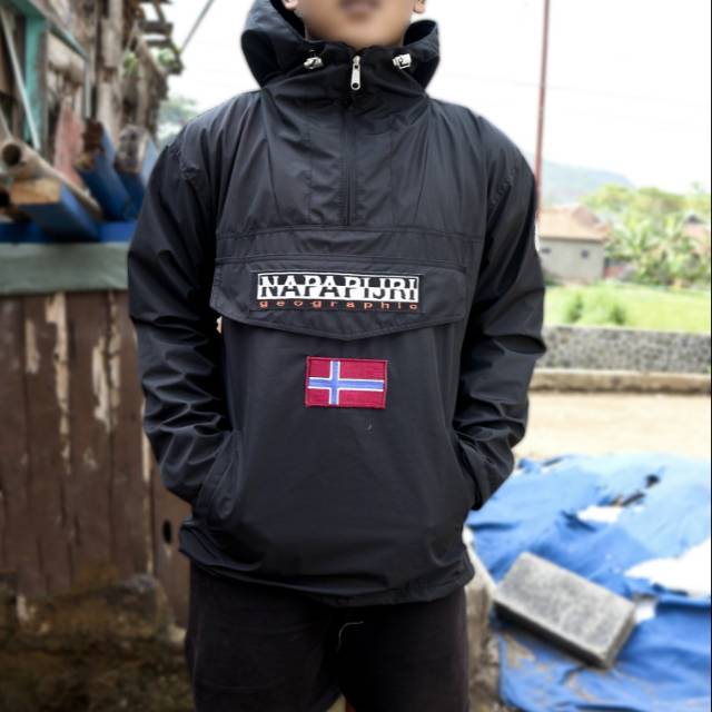 Jaket anti air / cagoule napapijri hitam