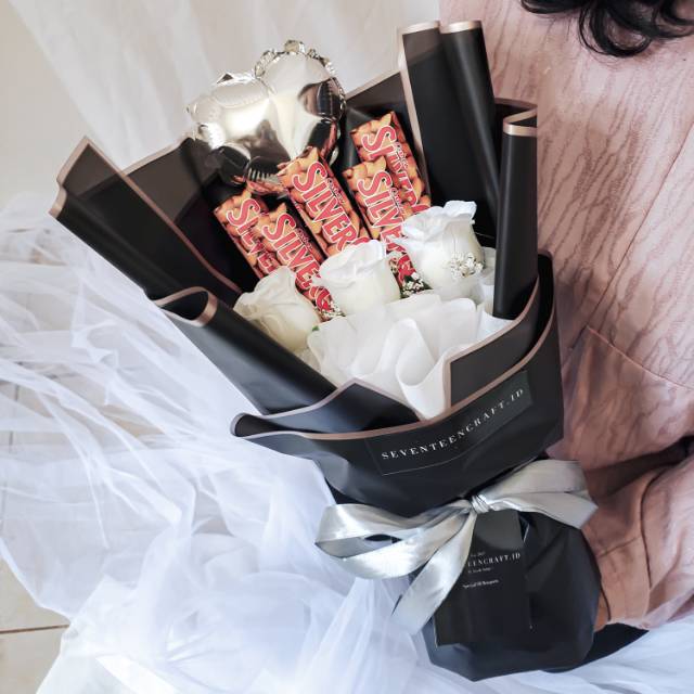 

Bouquet coklat silverqueen (HARGA SUDAH TERMASUK PACKAGING DUS BERLOGO SEVENTEENCRAFT.ID)