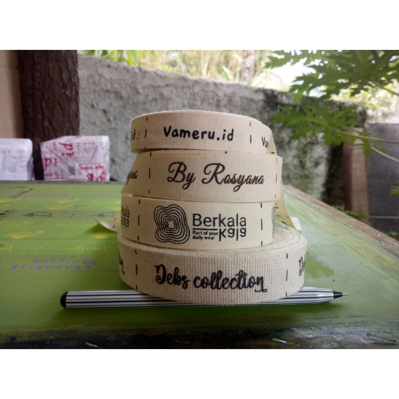 

Label Katun Blacu Sablon Roll Besar Alternatif Label Woven