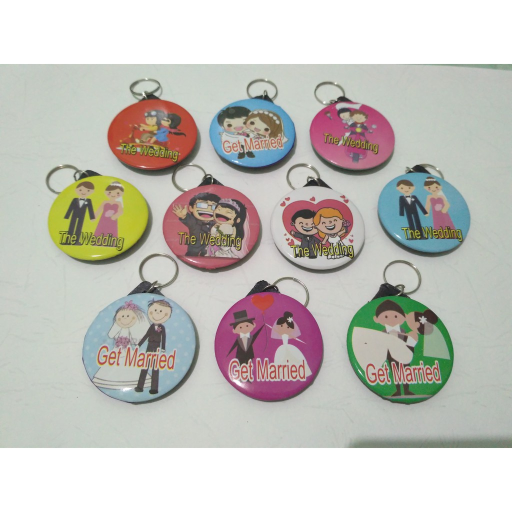 Souvenir gantungan kunci pin pengantin