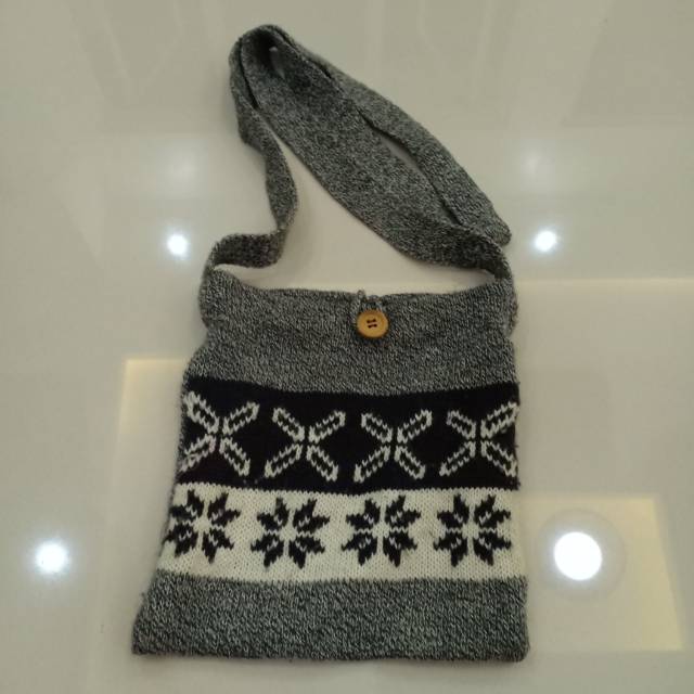 Tas selempang bahan rajut