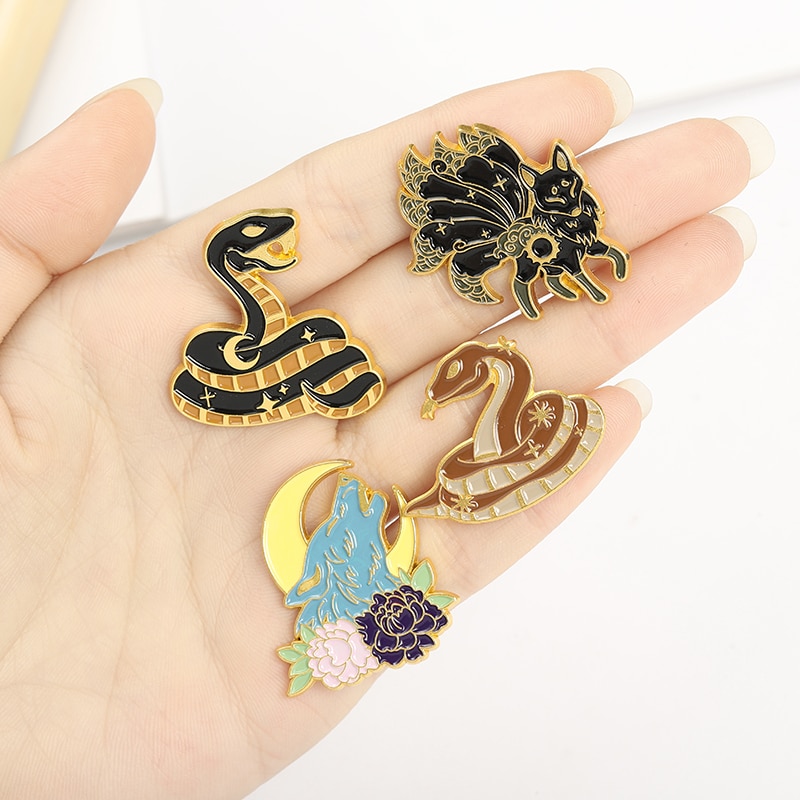 Bros Pin Enamel Bentuk Rubah Kelelawar Ular Matahari Bulan Hitam Putih Untuk Hadiah