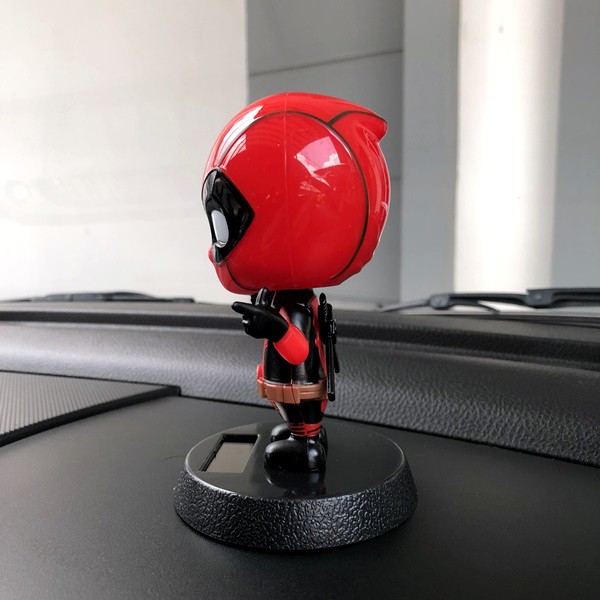 DEADPOOL Boneka Figure Miniatur Pajangan Mobil Solar Power HERO Goyang Kepala Shacking Head