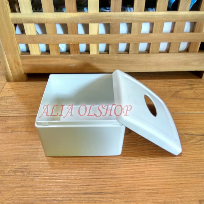 Box tissue Meja Putih