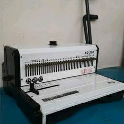 

Mesin Jilid Ring Kawat Spiral Lubang Kotak F4 3:1 TD200 Topas Wire Comb Binding Machine