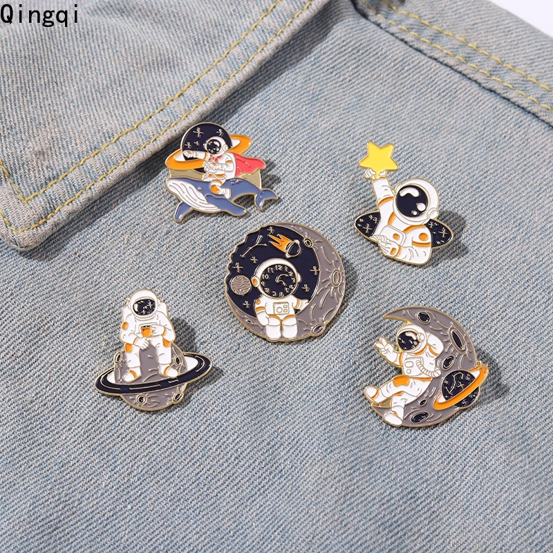 Bros Pin Enamel Bentuk Astronot Planet Roket Whale Star Moon Galaxy Coffee Bahan Metal Untuk Hadiah