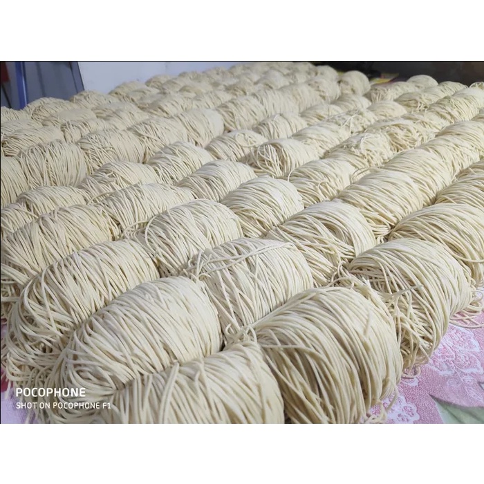 

Bahan Mi Basah Mentah Untuk Mie Ayam Bakso Gacoan Ramen DLL 1kg Isi 10pcs Telur