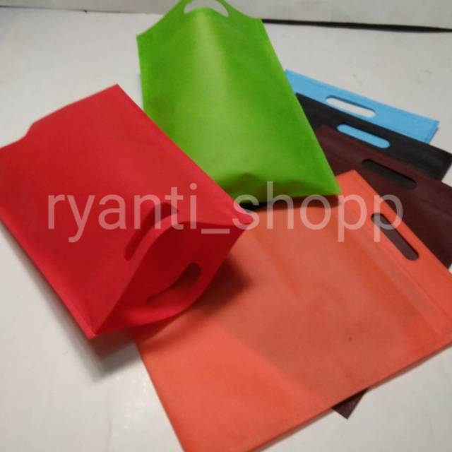 Tas Spunbond 75gsm model Plong/Oval uk25x35 cm / d cut /  spunbond / Plong / kain / press / kantong / Totebag / goodie / souvenir