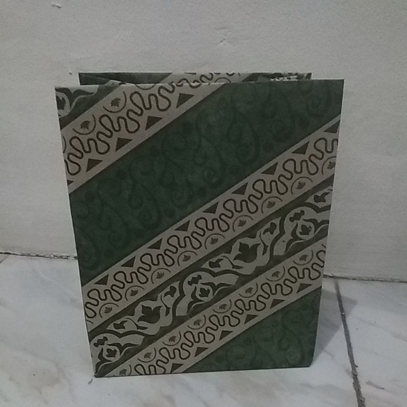 

paperbag motif batik ukuran 22 x 18 x 12 cm