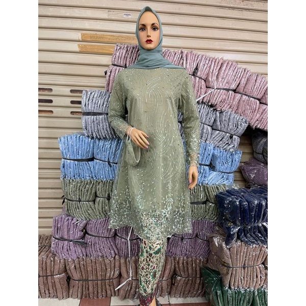 KEBAYA TUNIK TILE / KEBAYA PESTA / KEBAYA TUNIK MERAH / KEBAYA TUNIK TILE / KEBAYA MODERN / KEBAYA KONDANGAN / SET KEBAYA PESTA / SET KEBAYA PESTA MODERN / KEBAYA TUNIK NJ