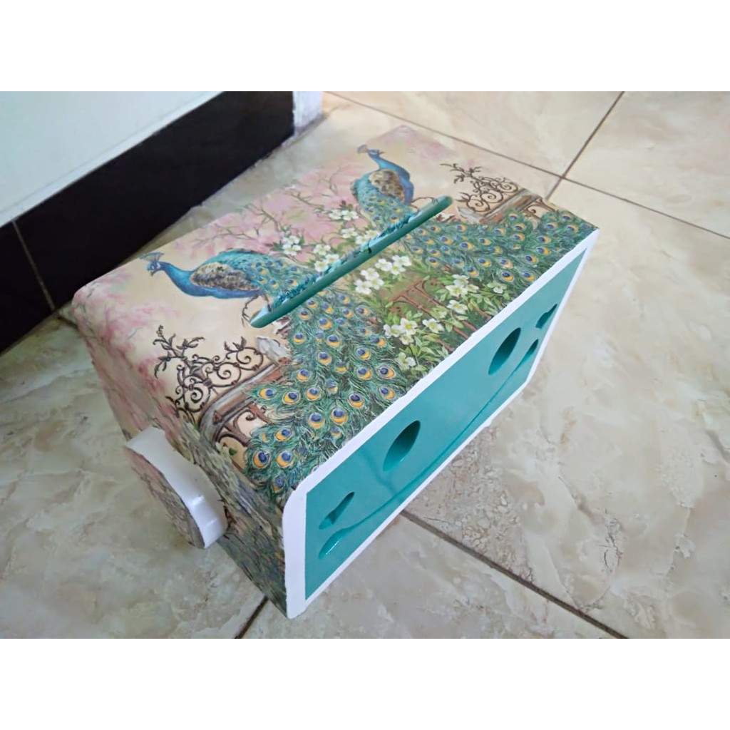 Kotak Tissue Smile Shabby Motif Burung Merak Depan Warna Biru