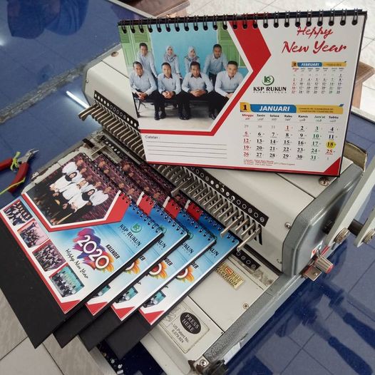 

kalender meja (kalender duduk)