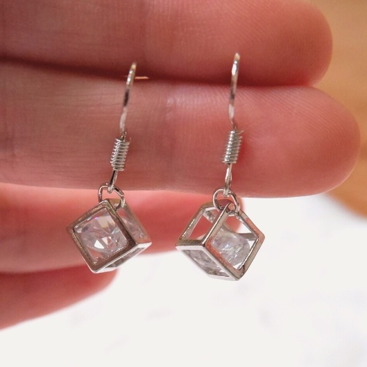 Anting Wanita Model Hook Bentuk Kubik Mata Satu - Giwang Wanita Unik Elegan Modern - Anting Model Ko