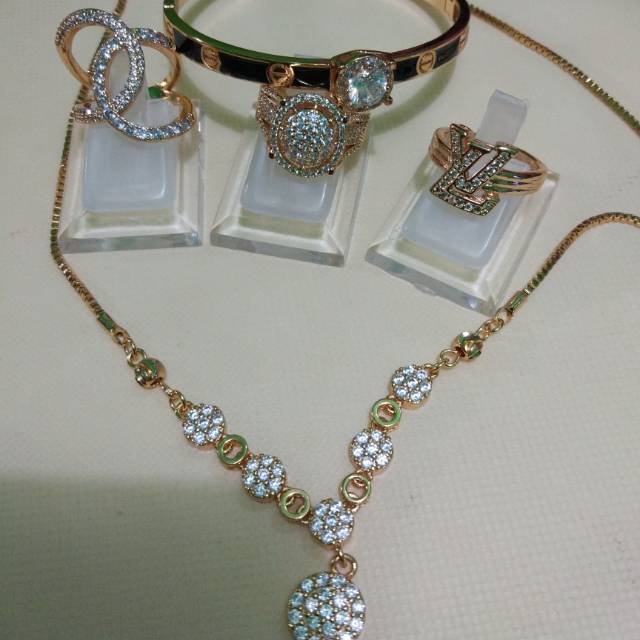 Kalung mata.. Mata, gelang cartier hitam, cincin lv, chanel n mata besar