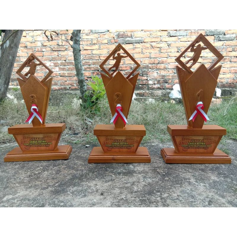 trophy kayu badminton