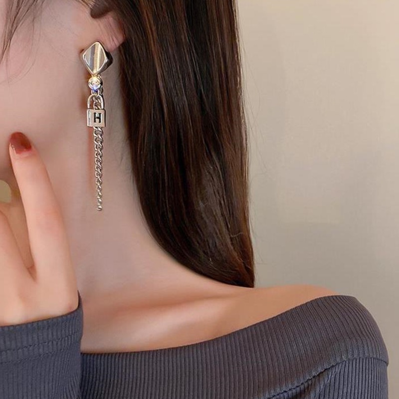 Anting Tusuk Gantung Asimetris Desain Gembok Hias Mutiara + Berlian Untuk Wanita