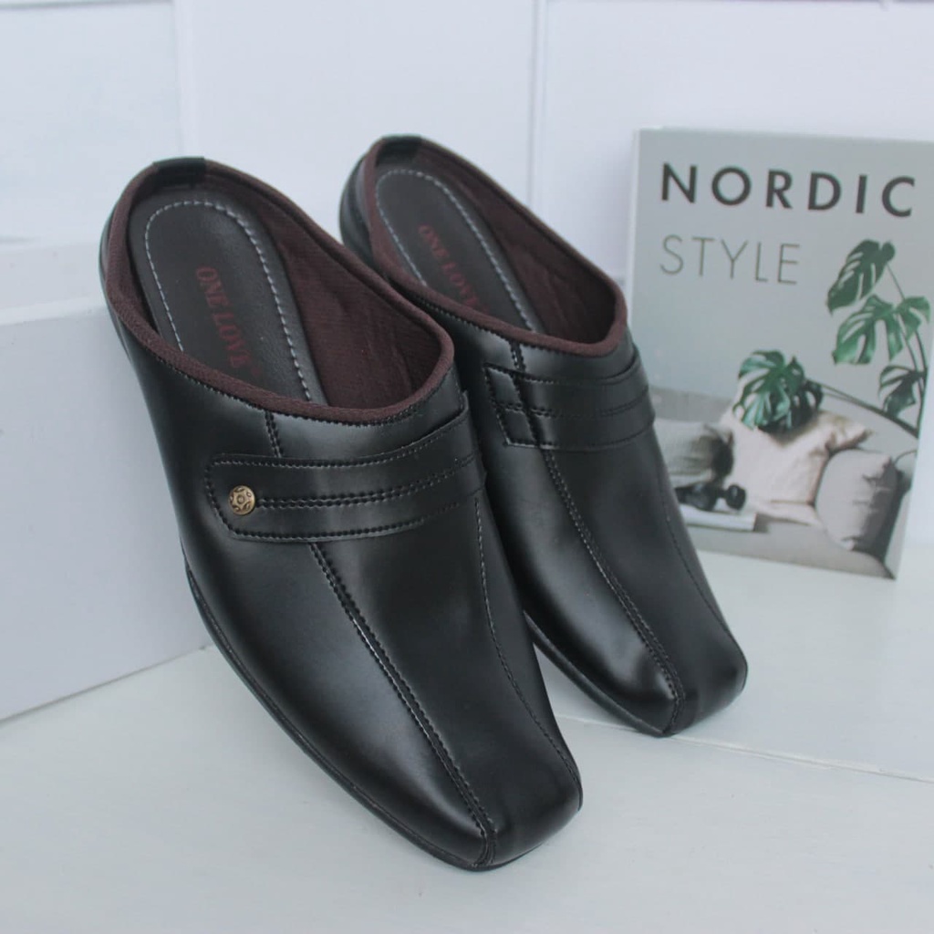 ONE LOVE Sepatu Pria Slip On
