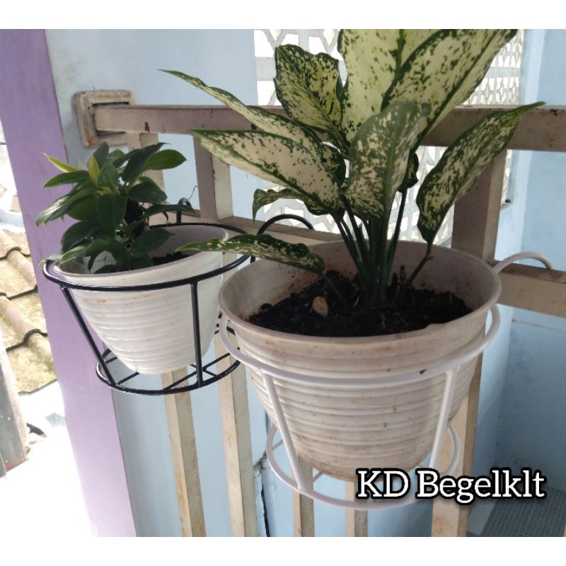 Standing pot pagar / rak pot bunga tempel pagar /rak bunga besi balkon