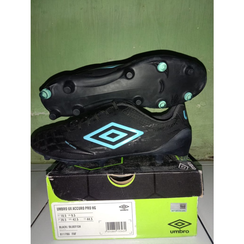 SEPATU BOLA UMBRO UX ACCURO PRO BLACK