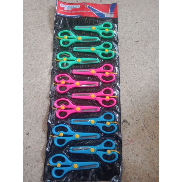 

Gunting sedang code 104 model gagang plastik warna warni isi 12 pcs