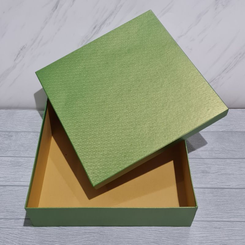 

Box polos 30x30x8cm standar / kotak kue hard box tebal kaku