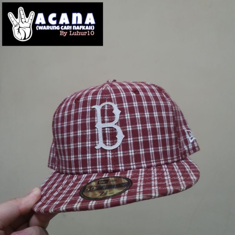 Topi New Era Logo B Motif Kotak-Kotak Merah Putih Fitted Size 7⅜ [Second]