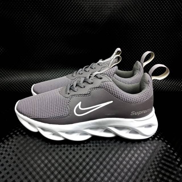 SEPATU SUPREME Premium